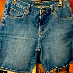 Womens Lee Relaxed fit sz 8 jean shorts EUC